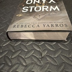 ONYX STORM Hardcover Book Rebecca Yarros Deluxe Limited Edition