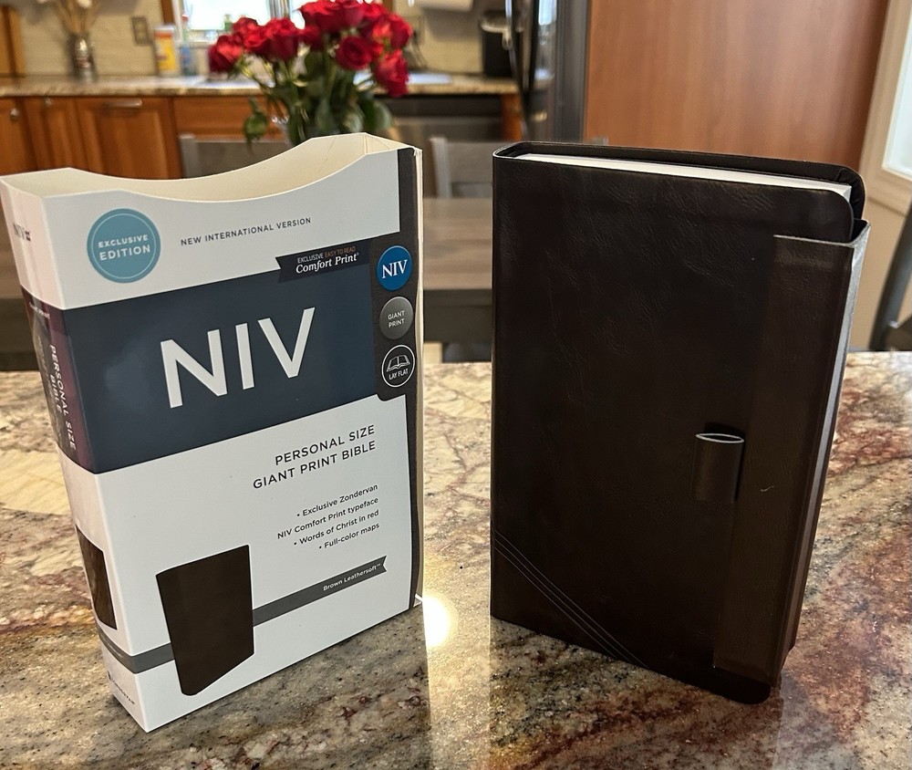 MAGNETIC CLOSURE NIV GIANT PRINT(12pt) Personal Size Bible Brown Leathersoft