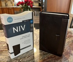 MAGNETIC CLOSURE NIV GIANT PRINT(12pt) Personal Size Bible Brown Leathersoft
