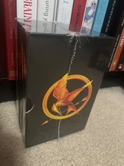 The Hunger Games Trilogy Box Set 3-BOOK-SET, Suzanne Collins 3 Paperback NEW