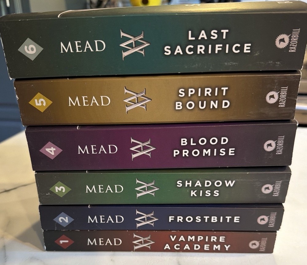 Richelle Mead Vampire Academy Novels Set 1-6 Paperback Book Lot Pre-owned