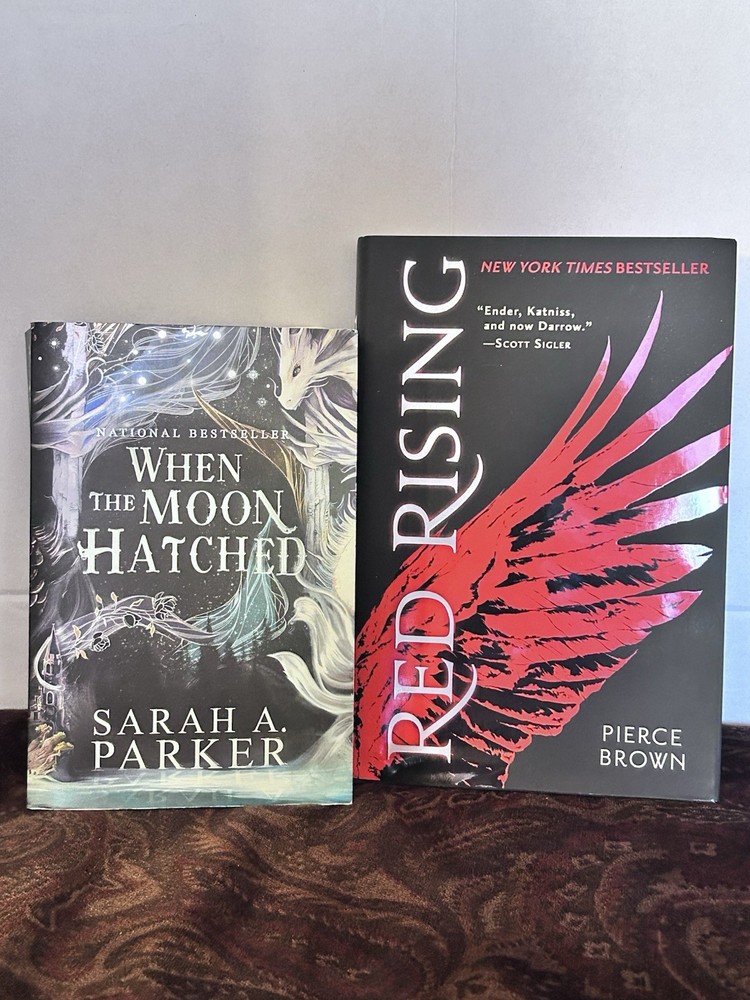 Red Rising Pierce Brown HC & When The Moon Hatched Sarah Parker PB Lot Booktok