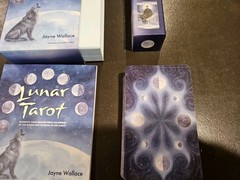 Lunar Tarot: Manifest your dreams 78 Cards 64 Page Book
