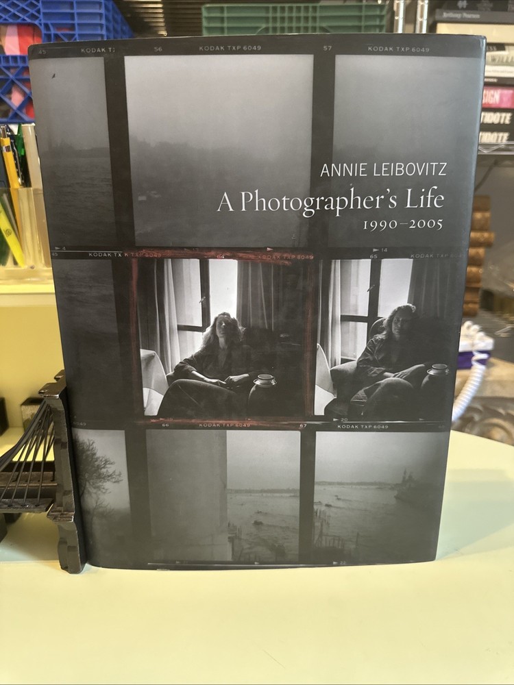 ANNIE LEIBOVITZ A PHOTOGRAPHERS LIFE 1990-2005 HC COLLECTIBLE TABLETOP BOOK 01