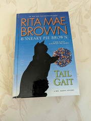 4 „The Cat Who” books by Lilian Jackson Braun, 1 by Rita Mae Brown („Tail Gait”)