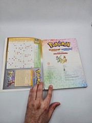 Pokemon HeartGold & SoulSilver Strategy Guide (Trade Paperback, 2010) w/Poster