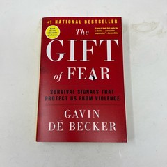 Back Bay Books The Gift of Fear, Red Trade Paperback by de Becker