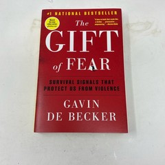 Back Bay Books The Gift of Fear, Red Trade Paperback by de Becker