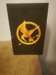 Trilogy Boxed Set – Catching Fire – Mockingjay by Suzanne Collins (2013,…
