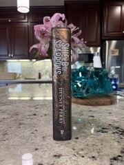 Shield of Sparrows Devney Perry GOLD Edition Romantasy – sprayed edges