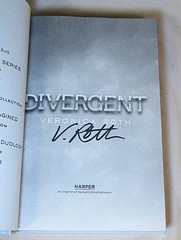 SIGNED Divergent Deluxe Special Edition by Veronica Roth NEW
