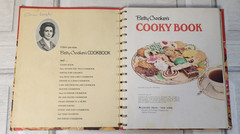 Betty Crocker’s Cooky Book 1973 450+ recipes grannycore color photos 156 pages