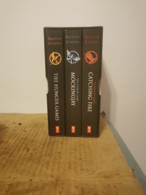 Trilogy Boxed Set – Catching Fire – Mockingjay by Suzanne Collins (2013,…