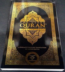 The Clear Quran: A Thematic English Translation (Paperback, 5.8″ x 8.4″)