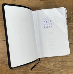 NKJV Study Bible, Premium Bonded Leather, Black, Comfort Print: The Complete Re,