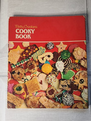 Betty Crocker’s Cooky Book 1973 450+ recipes grannycore color photos 156 pages