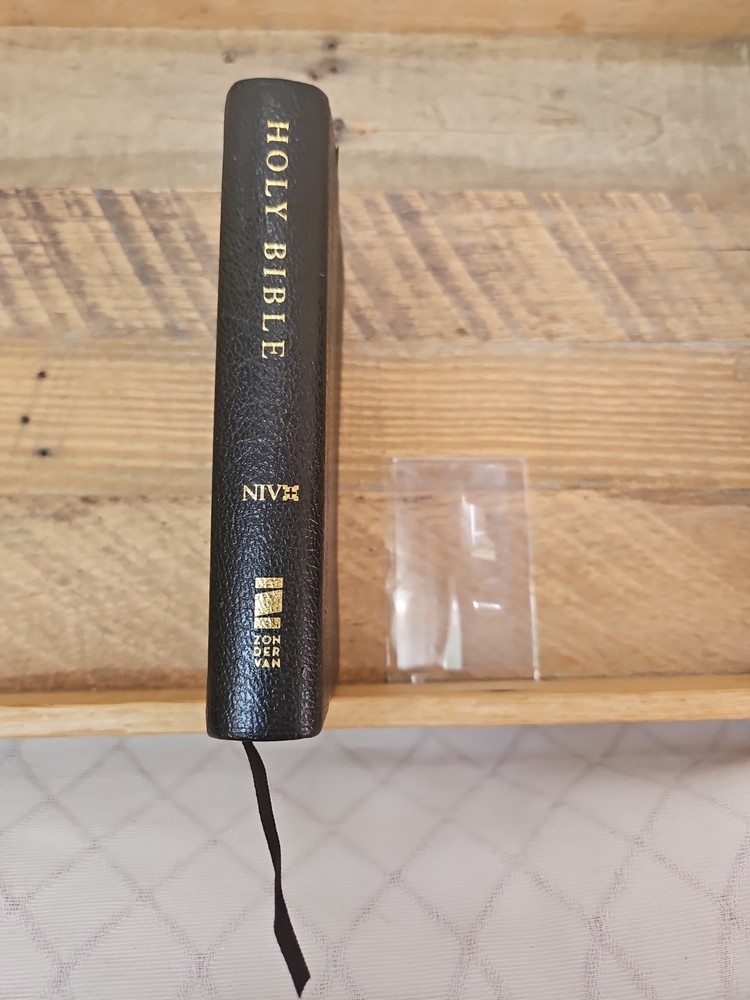 Classic 1984 NIV Compact Reference Bible in Black Bonded Leather Red Letter VG