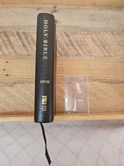 Classic 1984 NIV Compact Reference Bible in Black Bonded Leather Red Letter VG