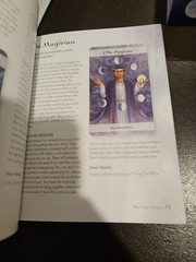Lunar Tarot: Manifest your dreams 78 Cards 64 Page Book