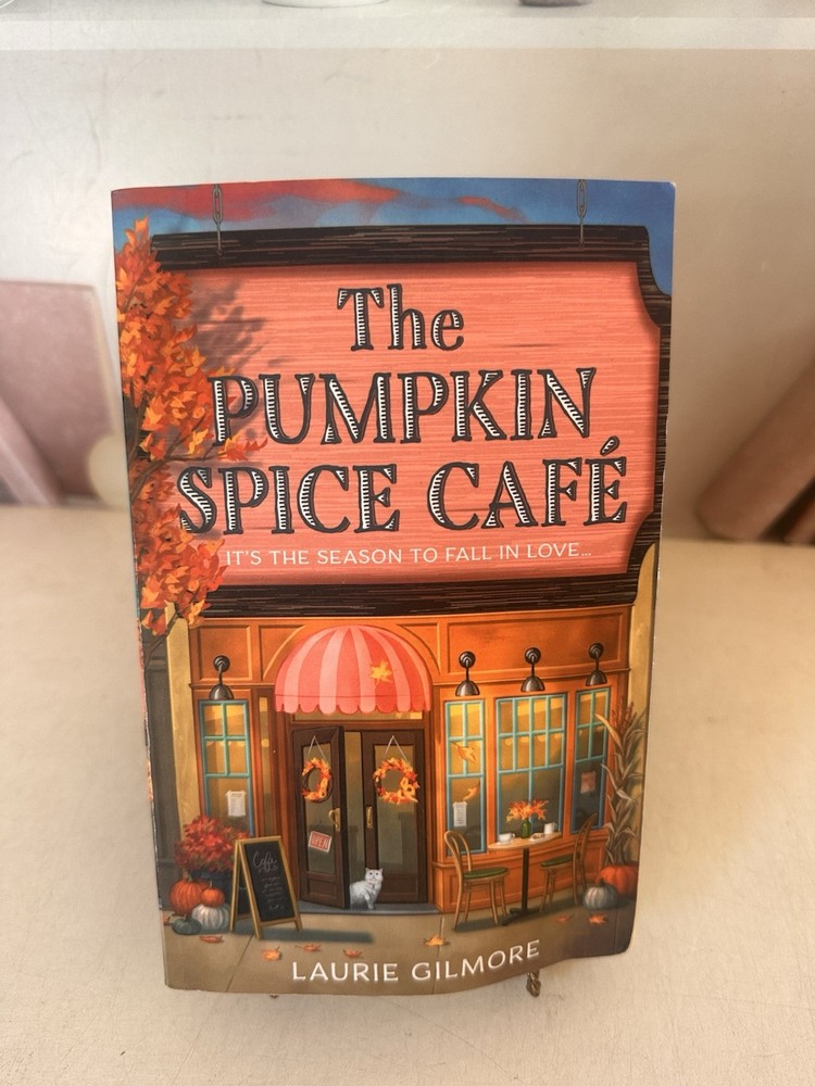 The Pumpkin Spice Cafe By Laurie Gilmore (Paperback)