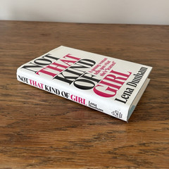 Lena Dunham Not That Kind of Girl Hardcover w/ Dust Jacket English Memoir