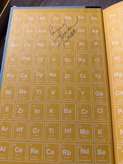 Lessons in Chemistry – Bonnie Garmus – First Edition – HCDJ – 2022