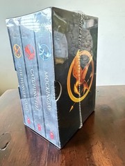 The Hunger Games Trilogy By Suzanne Collins – 3 Book Set with Case *New Sealed*