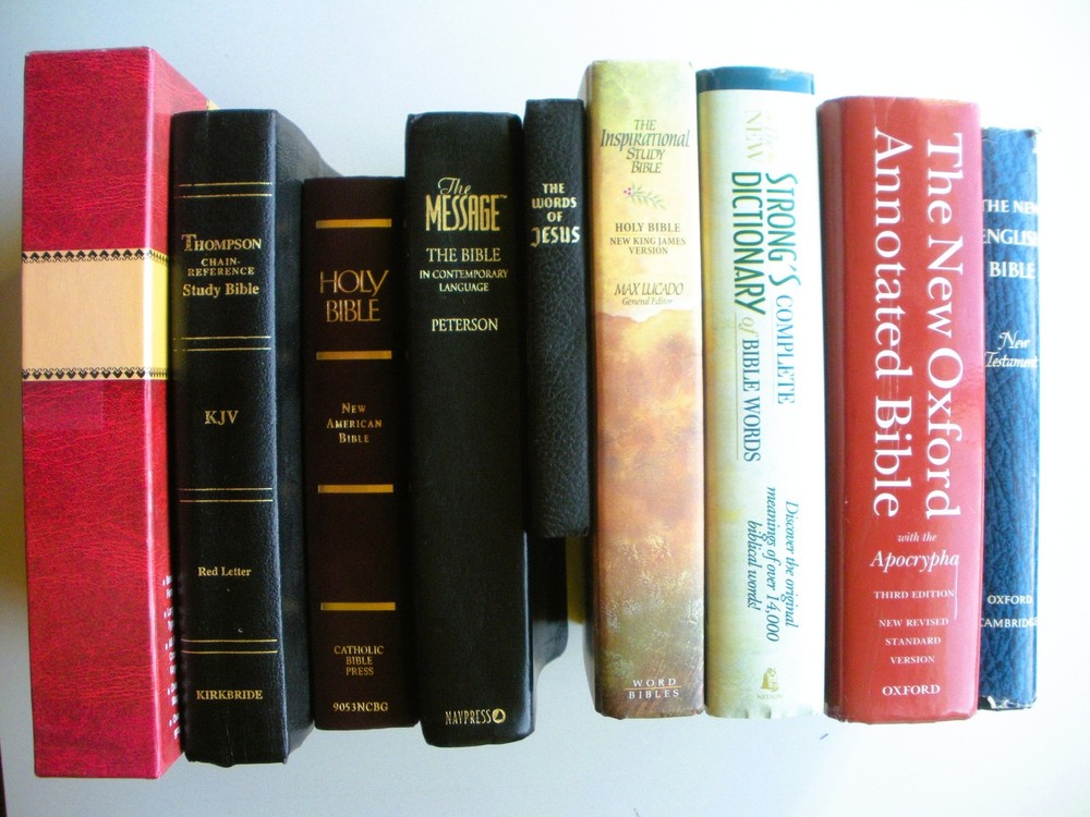 BIBLES & CHRISTIAN STUDY 9 Book Lot – Words of Jesus – The Message – Dictionary