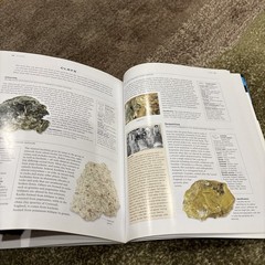 Illustrated Guide to Minerals of the World by John Farndon (Paperback)