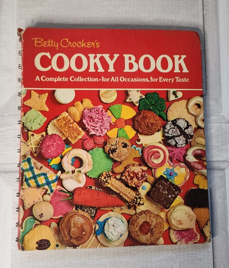 Betty Crocker’s Cooky Book 1973 450+ recipes grannycore color photos 156 pages