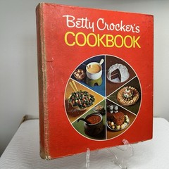 Betty Crocker’s Cookbook 1974 Vintage 23rd Printing with 5 Ring Binder