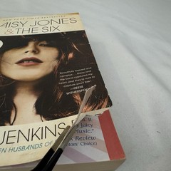 Daisy Jones and the Six: Reese’s Book Club Taylor Jenkins Reid Fast Ship