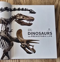 Smithsonian: Dinosaurs and Prehistoric Life – Hardcover By DK