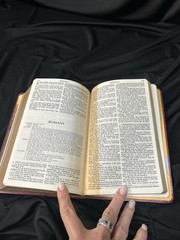 KJV HOLY BIBLE Gift Edition Tyndale Red Letter King James Version 2374-0 9/1981