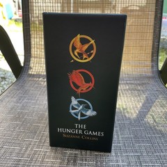 THE HUNGER GAMES – TRILOGY BOX SET 3 BOOKS By Suzanne Collins Scholastic Novel