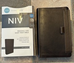 MAGNETIC CLOSURE NIV GIANT PRINT(12pt) Personal Size Bible Brown Leathersoft