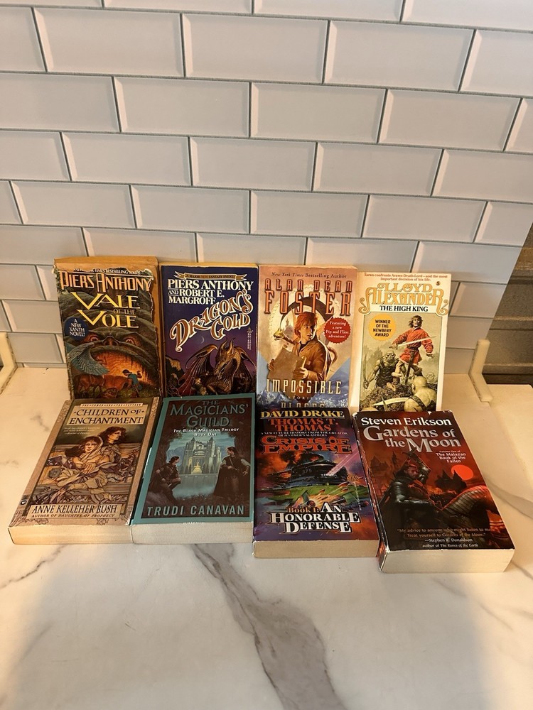 Lot of 8 Science Fiction/Fantasy Paperbacks Random Mix of Books (465)