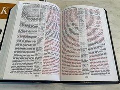 KJV Comfort Print Reference Giant Print Bible in Black Bonded Leather