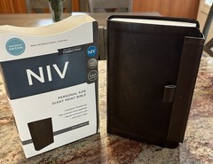 MAGNETIC CLOSURE NIV GIANT PRINT(12pt) Personal Size Bible Brown Leathersoft