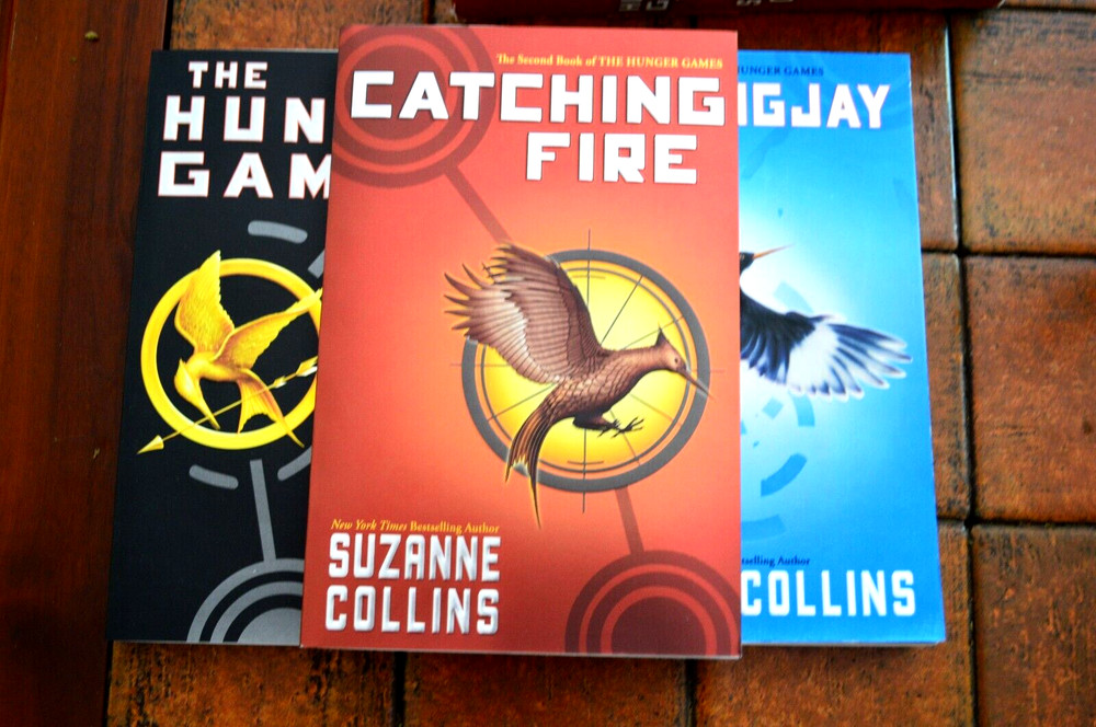 THE HUNGER GAMES TRILOGY BOX SET BY SUZANNE COLLINS EXCELLENT CONDITION