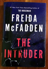 ’The Intruder’ by Freida McFadden (2025 HC) NEW. Free Shipping 1st Edition