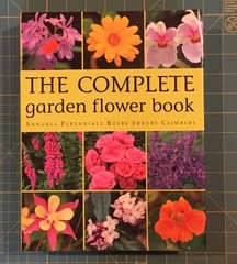 THE COMPLETE garden Flower Book 800 Pages 1000 + Pictures, Like New