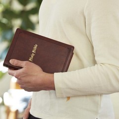 KJV Holy Bible: Personal Size Giant Print, Brown Leathersoft, Red Letter,…