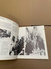 Vtg. ANNE FRANK IN THE WORLD by DE WERELD VAN 1929-1945 PB 1985 Illustrated Book
