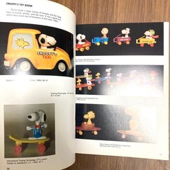 Snoopy Collectibles Collection Book Vintage Peanuts Character Guide 11.0×8.5in