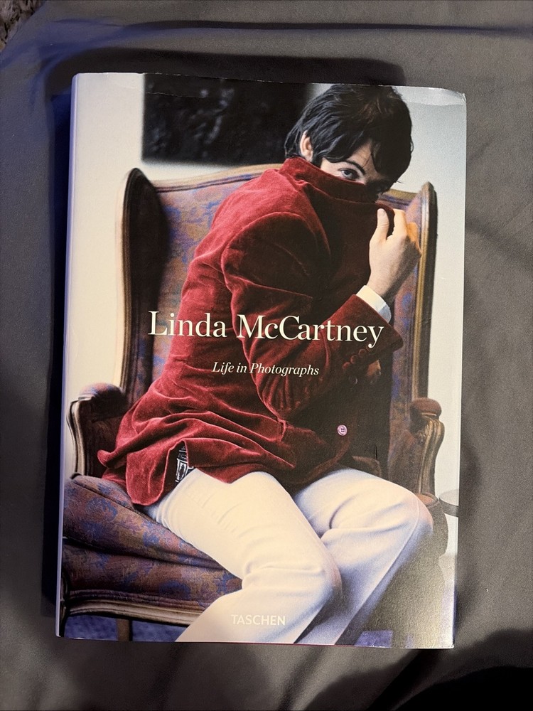 Linda Mccartney. Life in Photographs by Annie Leibovitz and Martin Harrison…
