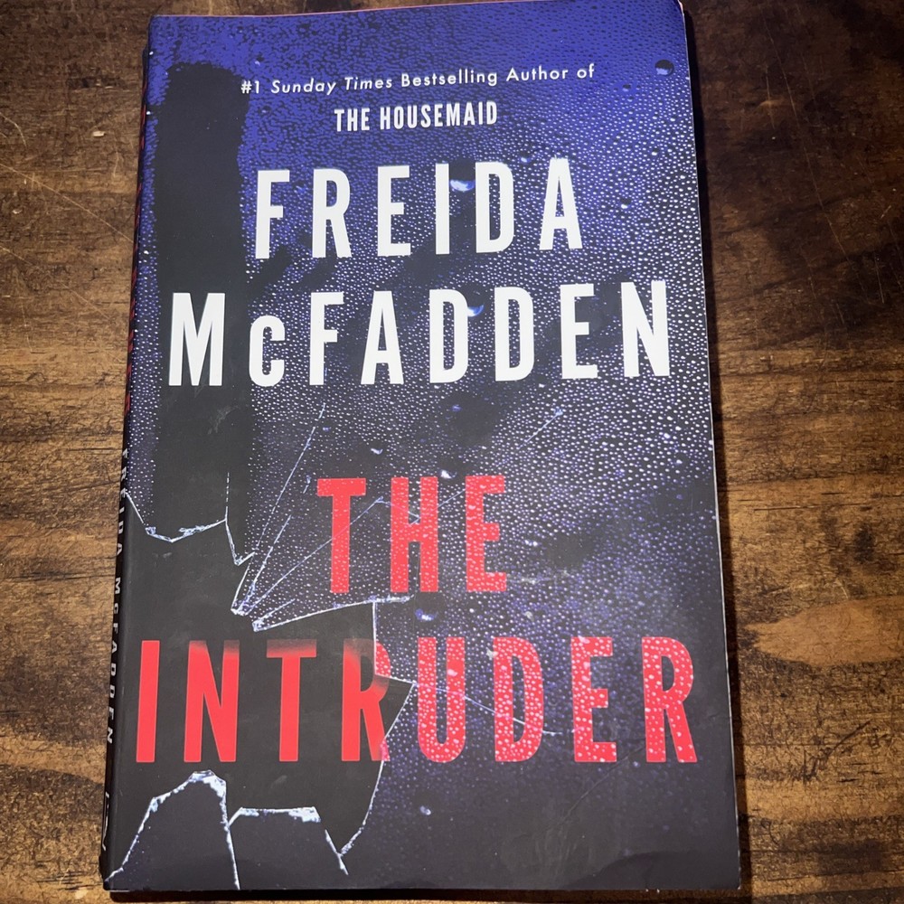 Freida McFadden The Intruder: An Unputdownable Psych… Paperback