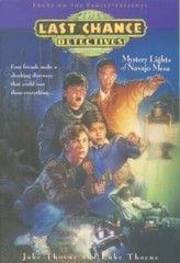 Mystery Lights of Navajo Mesa (The Last Chance Detectives, Book 1) – VERY GOOD
