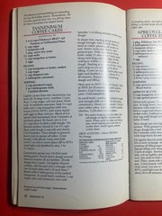 PILLSBURY HOLIDAY BAKING RECIPES COOKBOOK 96 PAGES 2000 COOKIES SPRITZ CHRISTMAS