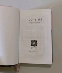Rare „Holy Bible Gift & Award Edition” New Living Translation Softcover Pink